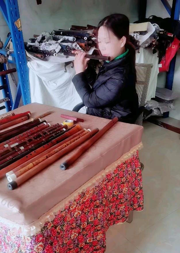 做吉他笛子致富，湘妹子奏的乡村振兴梦幻曲非常动听