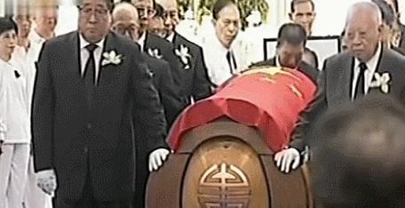 父亲挣的钱从来不帮家里,父亲赚钱却舍不得给儿子花