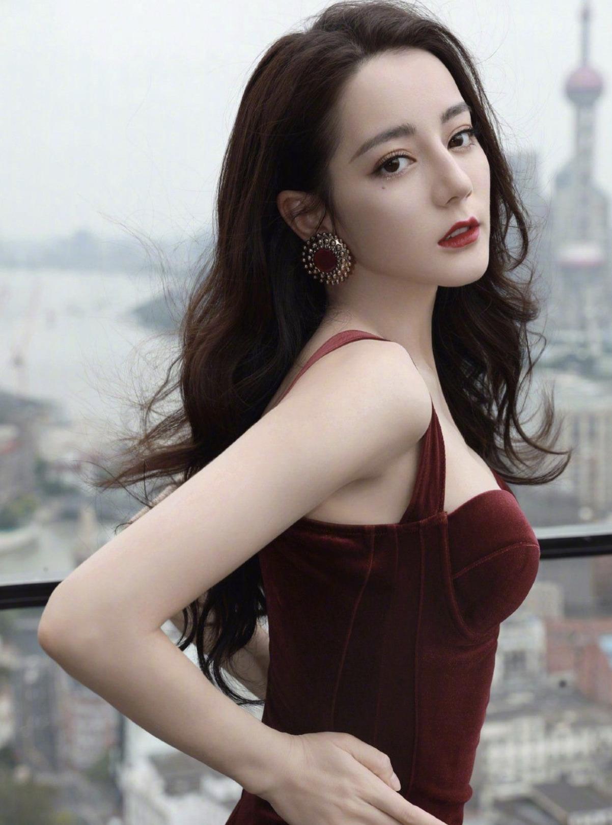 金星直播吐槽明星穿深v,金星吐槽明星走红毯捂胸