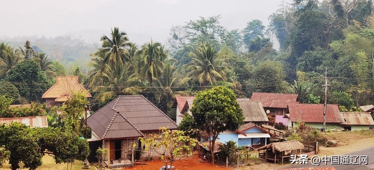 中国小伙在老挝自驾游,老两口自驾游中国