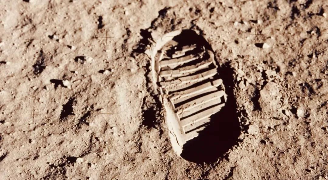 阿波罗登月真的吗,阿波罗登月是真的吗