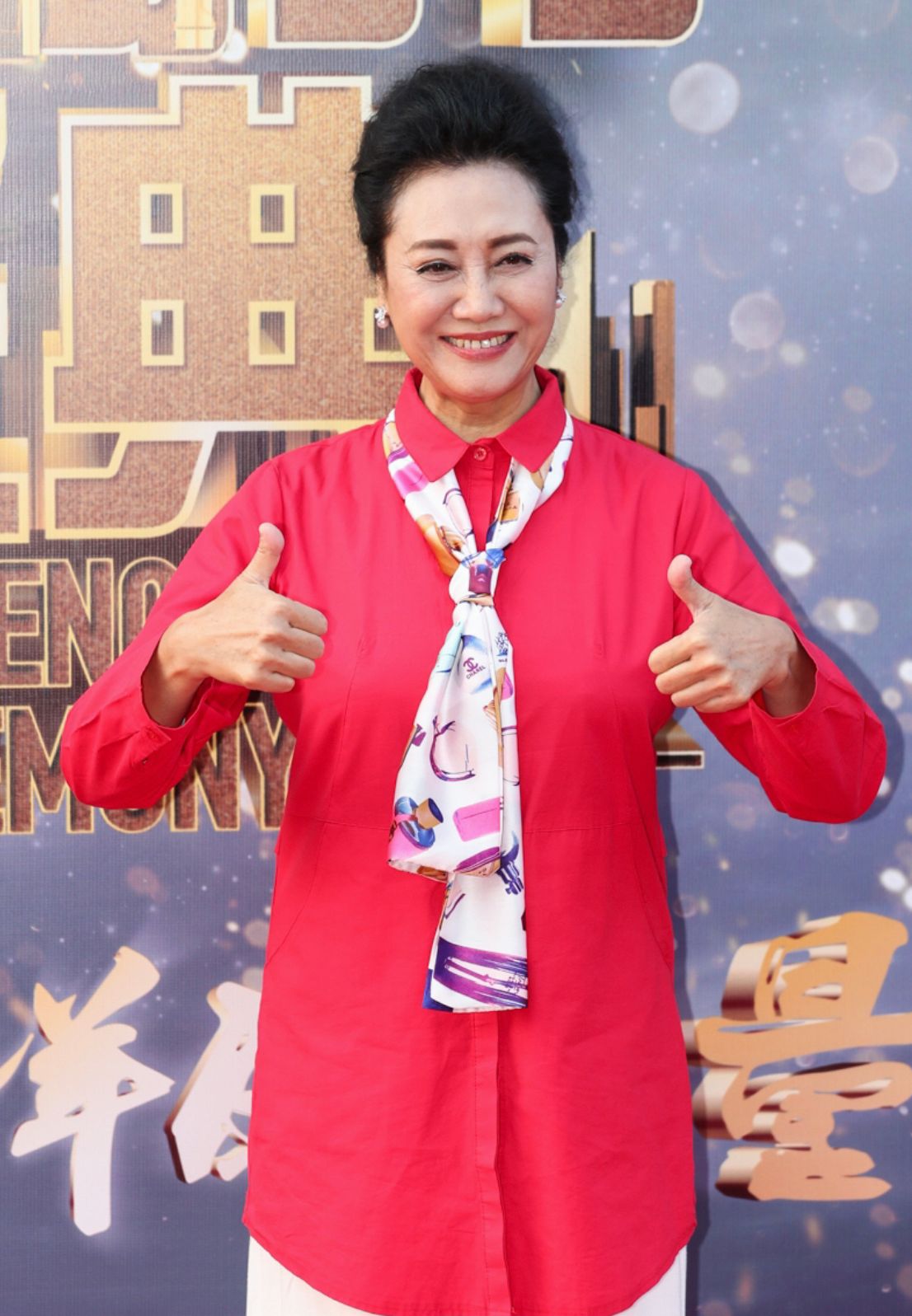 王丽云年轻时穿军装最漂亮的照片,65岁王丽云穿贵妇装