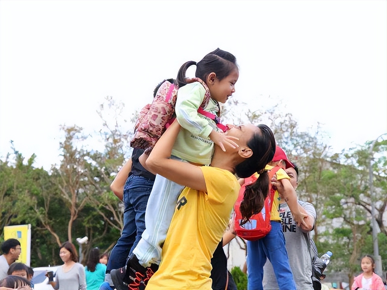 孩子不想上幼儿园就哭怎么办,孩子哭着不去幼儿园该怎么办啊