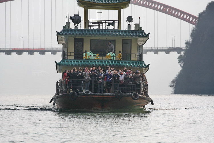 廿万公里六章，要看两岸猿声啼不住，只需要在大昌古镇150元租船