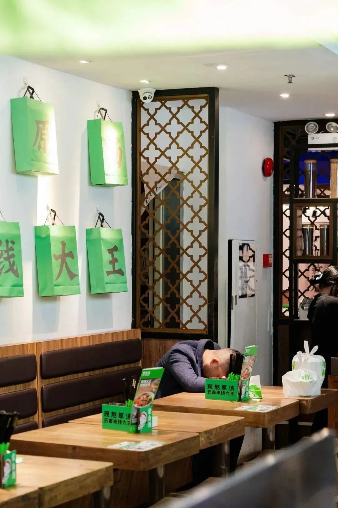 蒙自源过桥米线云南正宗第一名,云南蒙自第一碗米线