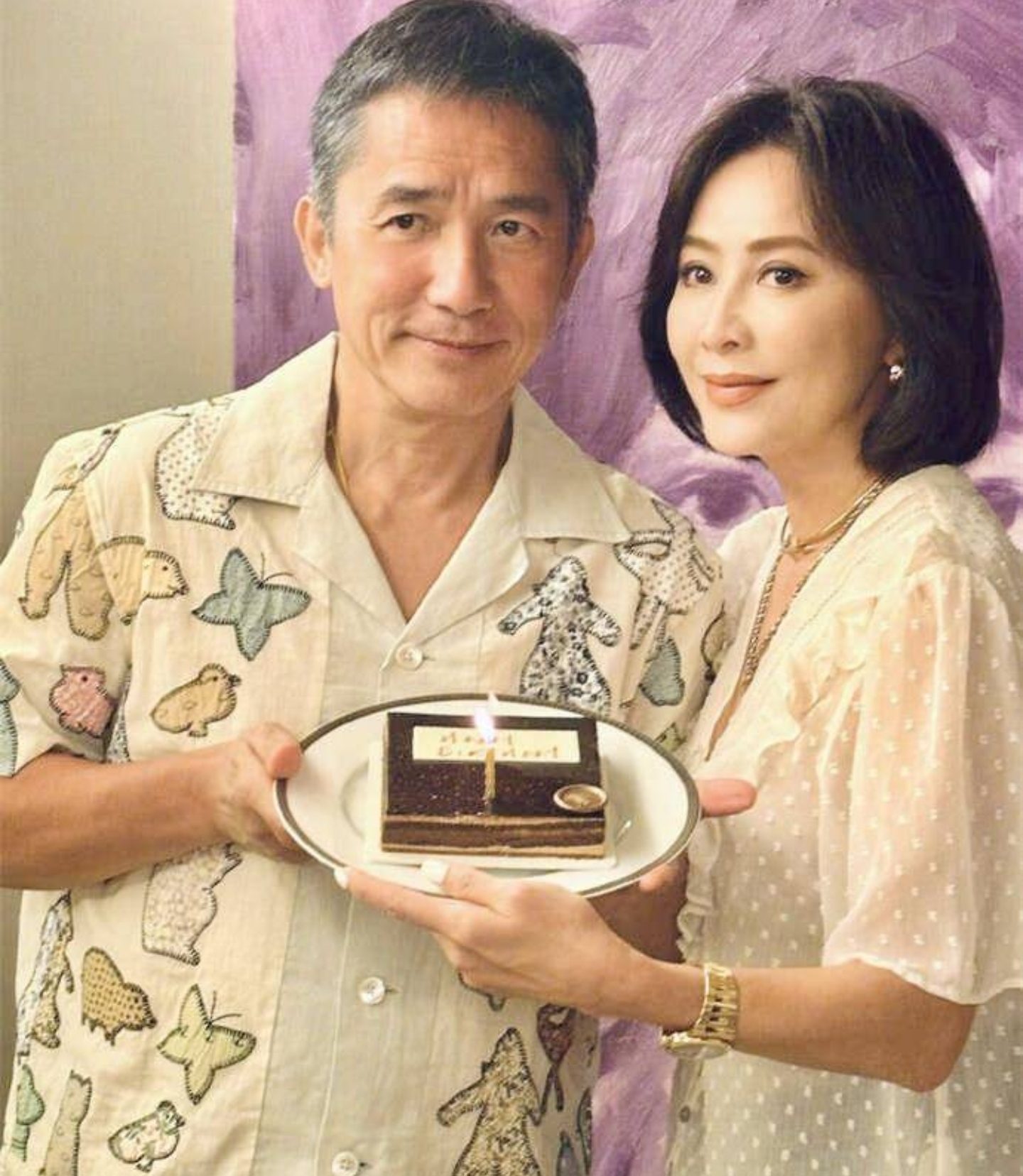 刘嘉玲帮梁朝伟庆生,刘嘉玲梁朝伟生日接吻