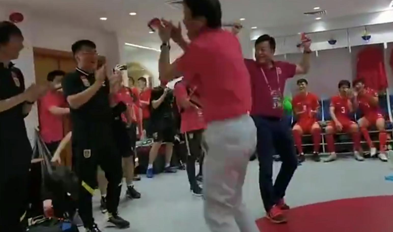 还记得这一幕吗？国足闯进12强，陈戌源赛后在更衣室转圈跳舞庆祝