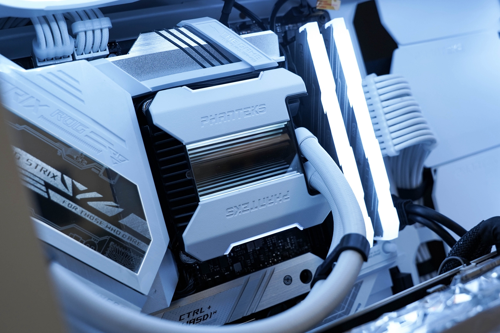 豪砸3万预算工作机，12900K+RTX3090Ti+32GCVNDDR5顶配纯白装机