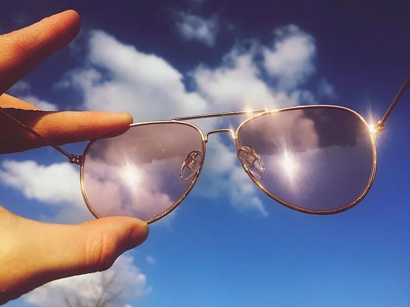 夏天戴太阳镜好还是偏光镜好,夏季应该戴太阳镜还是偏光镜