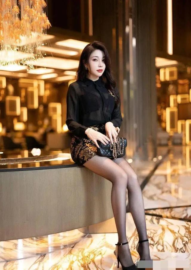 黑丝的姐姐太棒了~想把它抱回家！