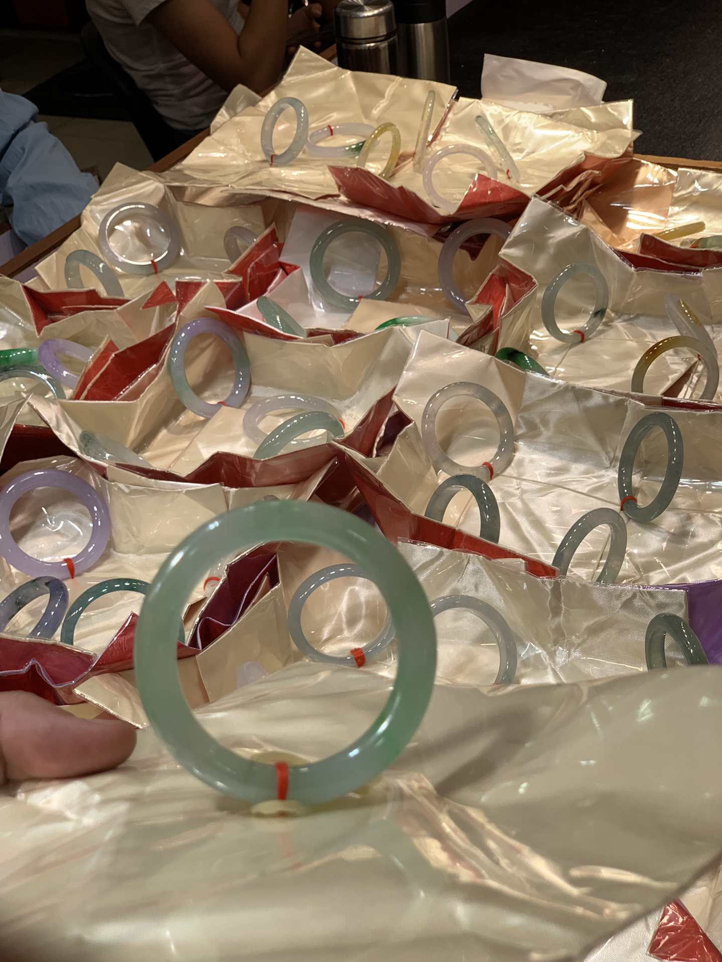 翡翠直播为什么都卖毛货,翡翠产业链直播猫腻