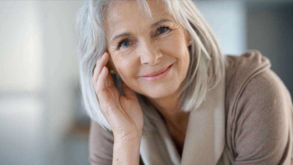 为什么白头发十几年了突然变黑,为什么白头发显老黑头发显年轻