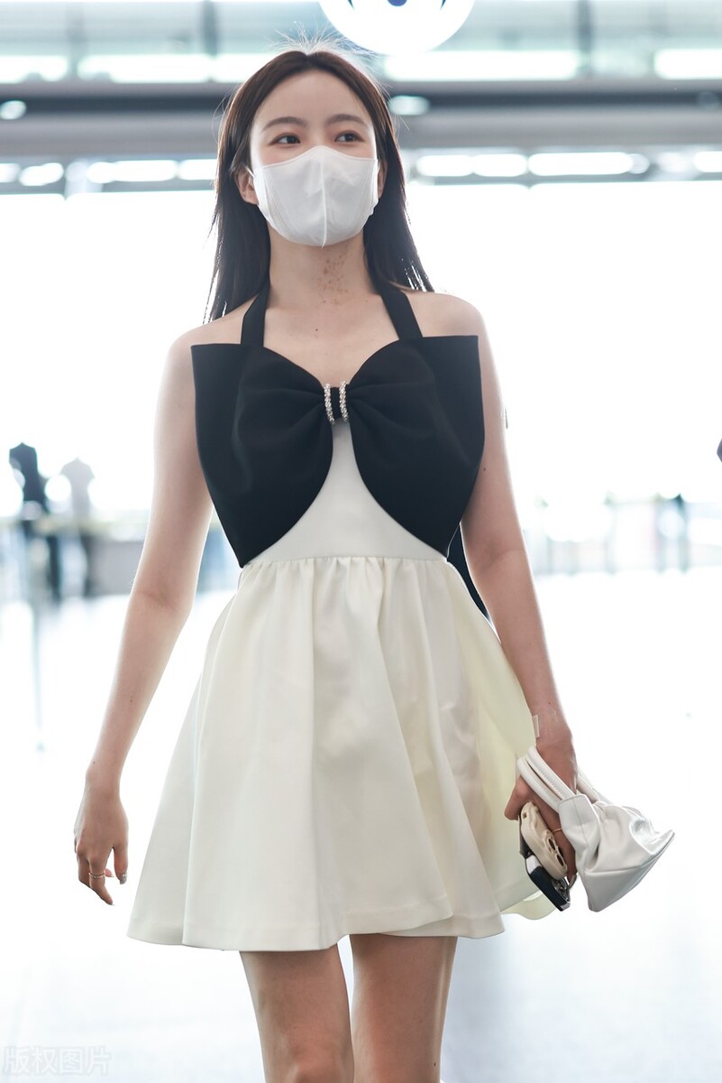 陈卓璇黑色蝴蝶结连衣裙,陈卓璇过膝靴时尚芭莎