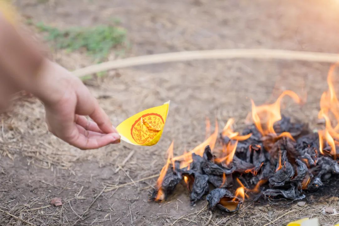 别墅、豪车、“童男女”……“花式祭品”迷人眼