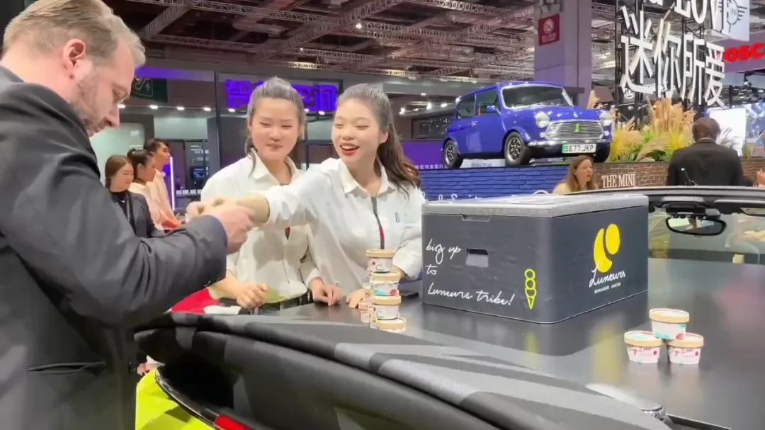 35块钱冰淇淋干倒宝马！惹全网痛骂！暴露了多少外国人的傲慢！