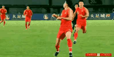 日本球员英超绝杀球映射中日足球发展两个极端，中国男足继续折腾