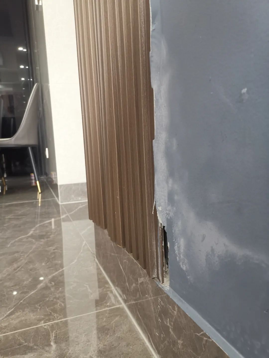 安吉尔净水机漏水淹楼下怎么赔偿 (安吉尔净水器漏水怎么维修)