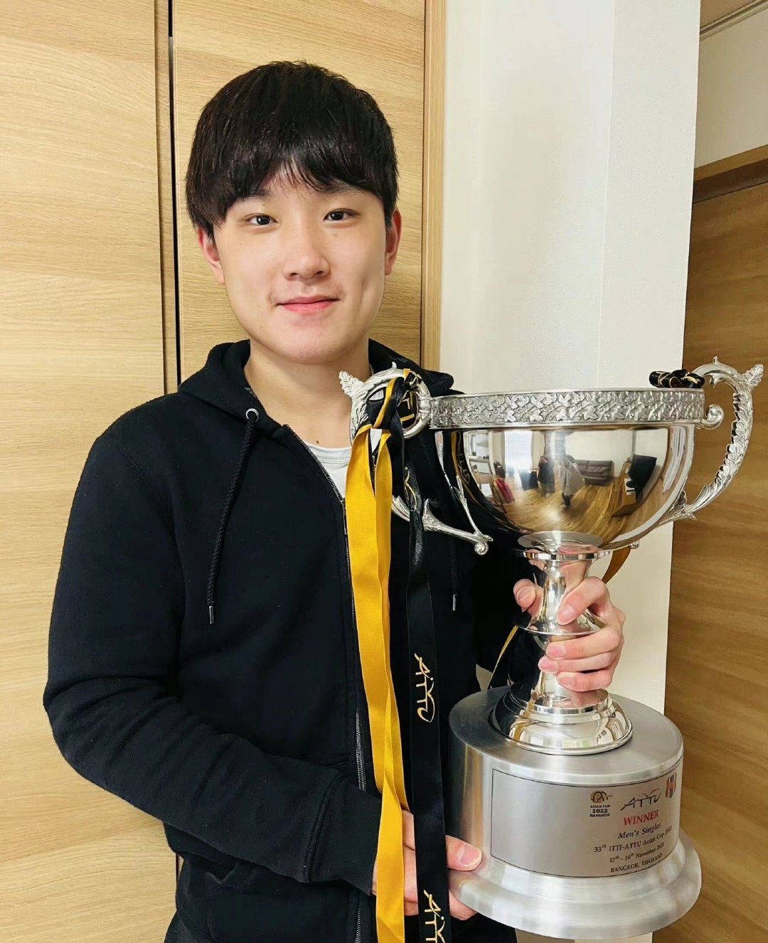 张本智和台上举动令人刮目相看,张本智和赛后与父母拥抱