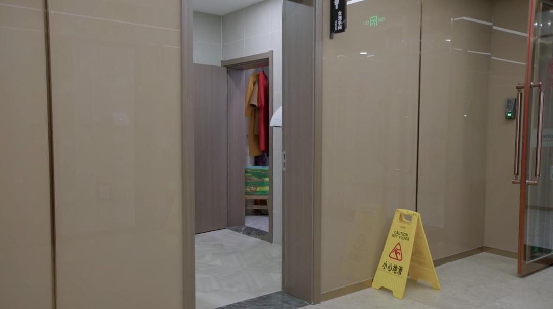 57岁北漂女工，在女厕3㎡管道间里画画：这里安放我的灵魂