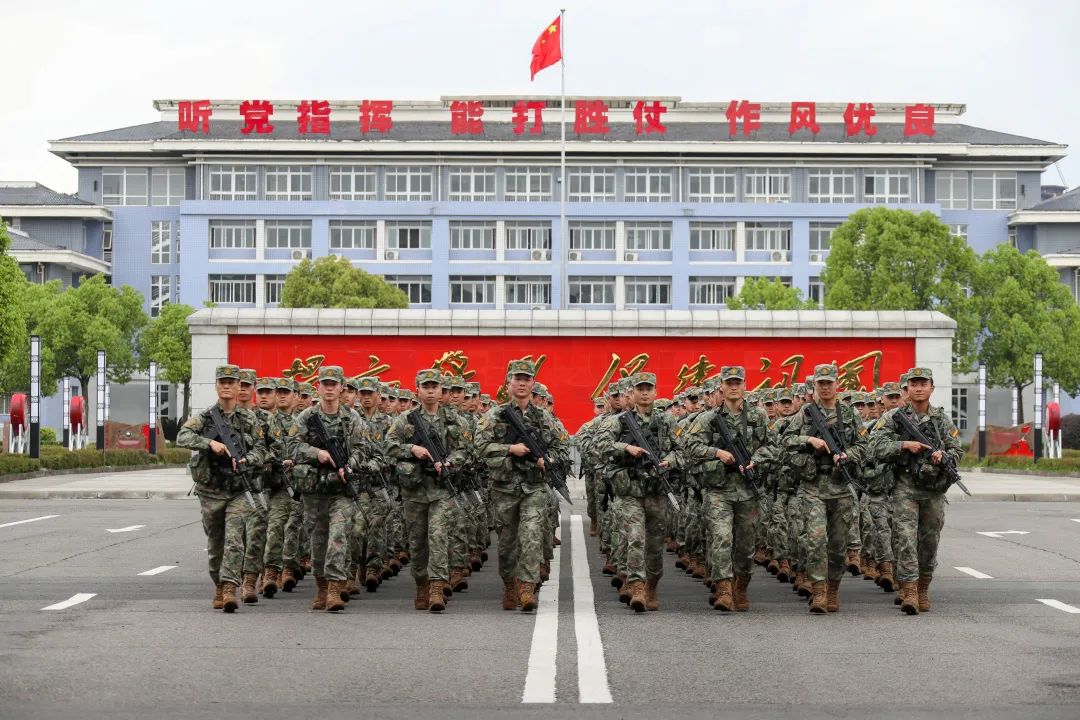 一组镜头，看看夏日军营的别样青春