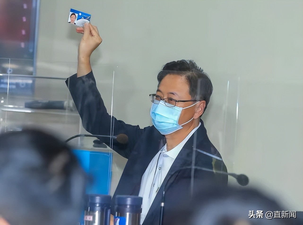 岛内新冠确诊飙升，防疫保单恐“爆雷”丨台湾一周