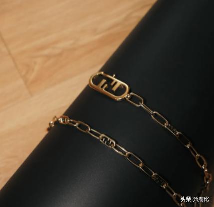 法棍包接班人？Fendi全新出的这款腋下包到底怎么样？