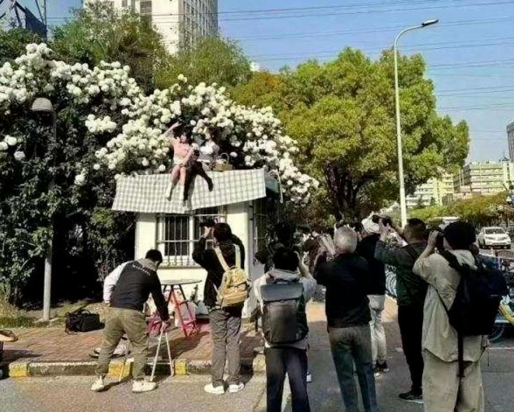 离谱到全网开骂的“玫瑰冰淇淋”事件：新型智商税，又来祸害人了