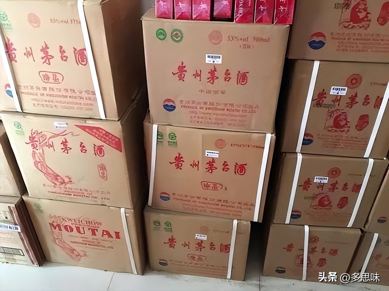 11年前,山东乔大爷花72万藏30箱茅台,等老宅翻新时挖出,酒咋样