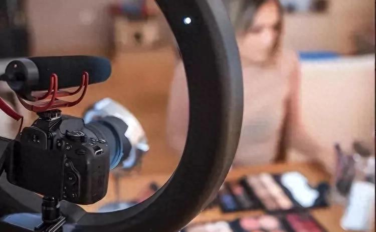 21岁女生性欲上瘾，自拍100多部色情视频