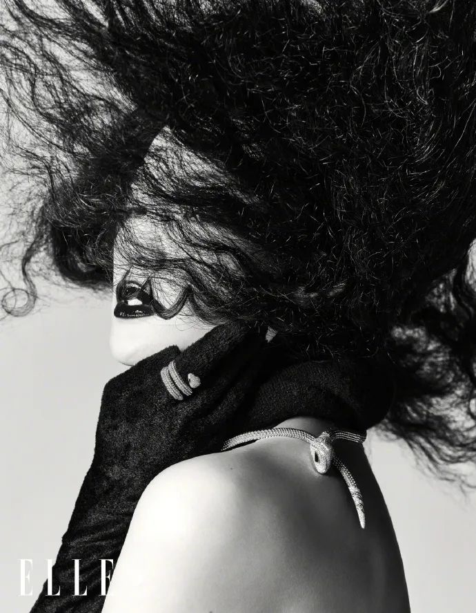 杨紫琼大衣配高筒靴穿搭,杨紫琼穿丝绒大衣图片