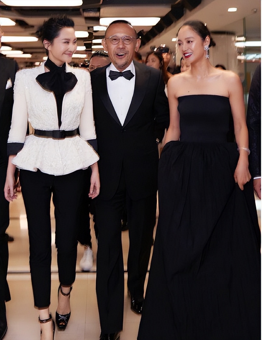 许晴周韵同框图片,姜文周韵许晴走红毯