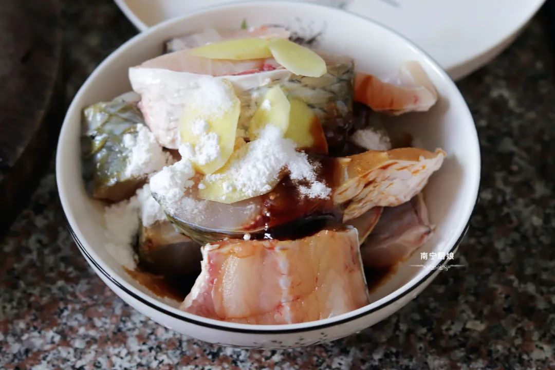 煎什么鱼不粘锅最好,教你一招煎出的鱼不破皮不粘锅