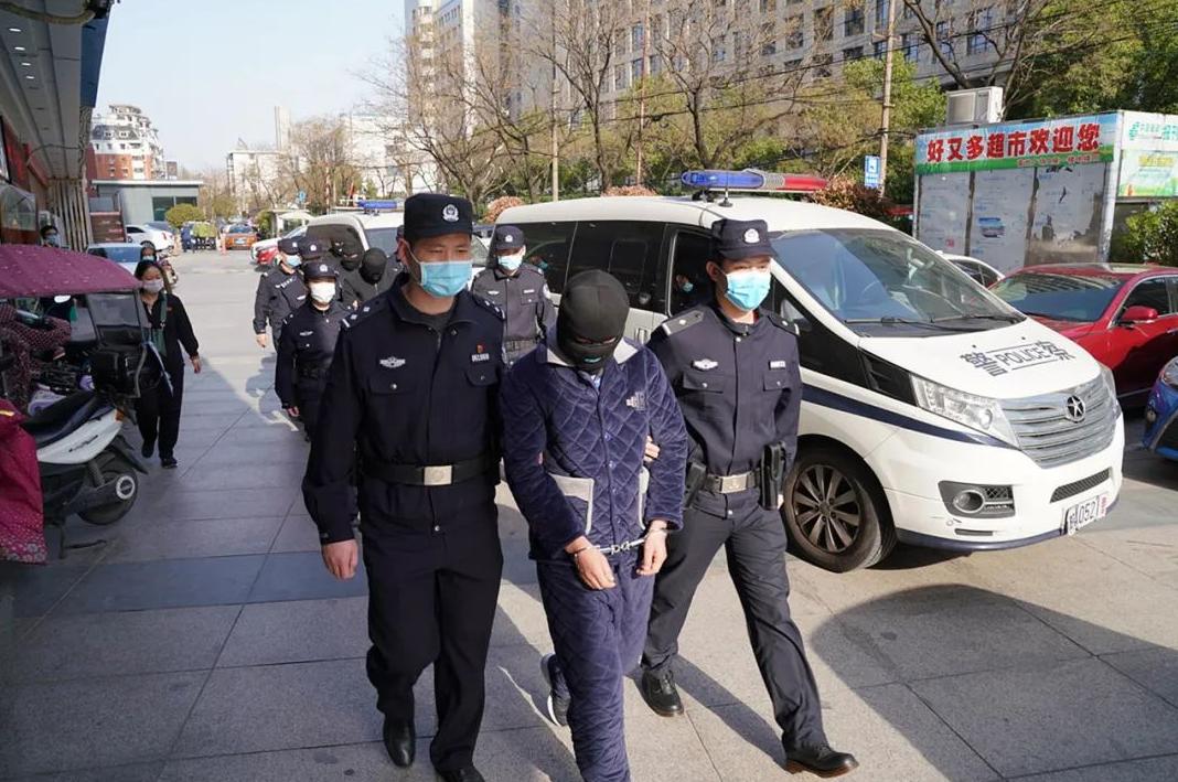 14岁女孩犯罪被警察抓走审问,14岁女孩被警察抓到派出所