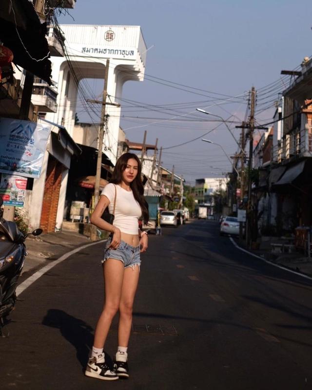 白色紧身T恤搭配牛仔裤太好看了，绝对是夏季街头的穿搭焦点