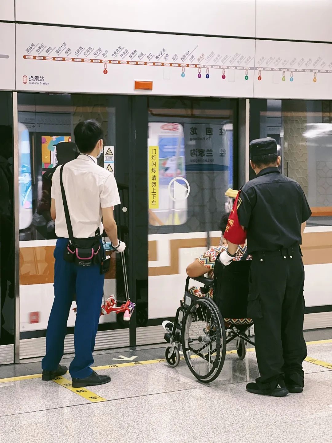 坐地铁去凤凰山看球赛，方便！