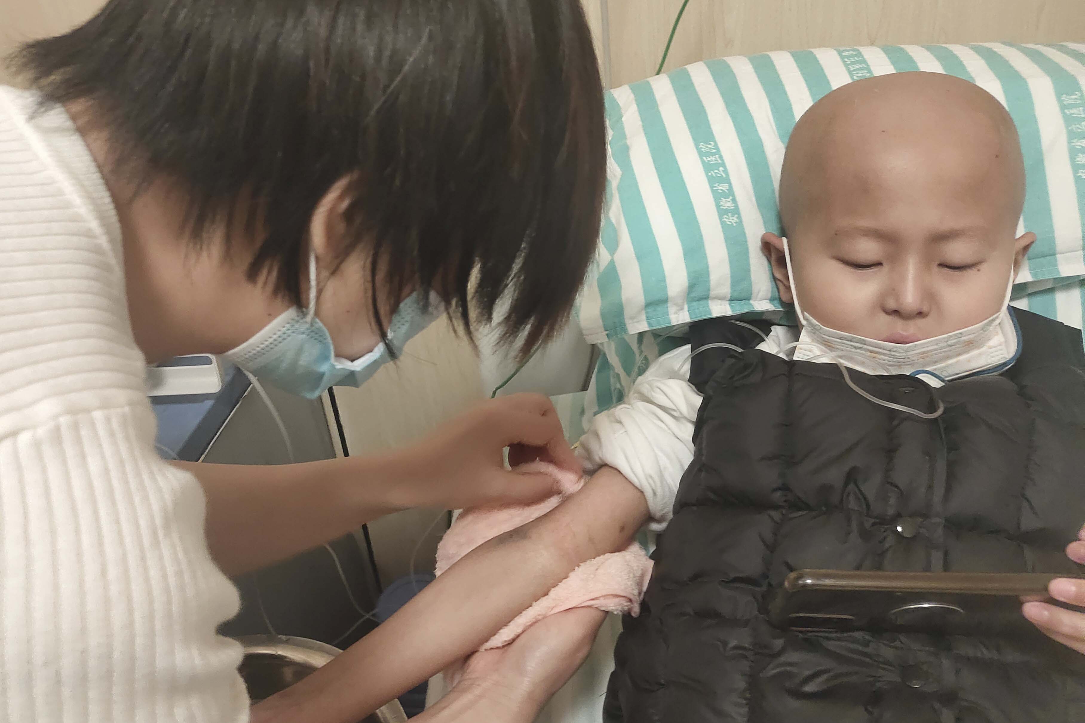 老父亲患癌后放弃治疗含泪去世，中年父亲为救重症儿无助到绝望