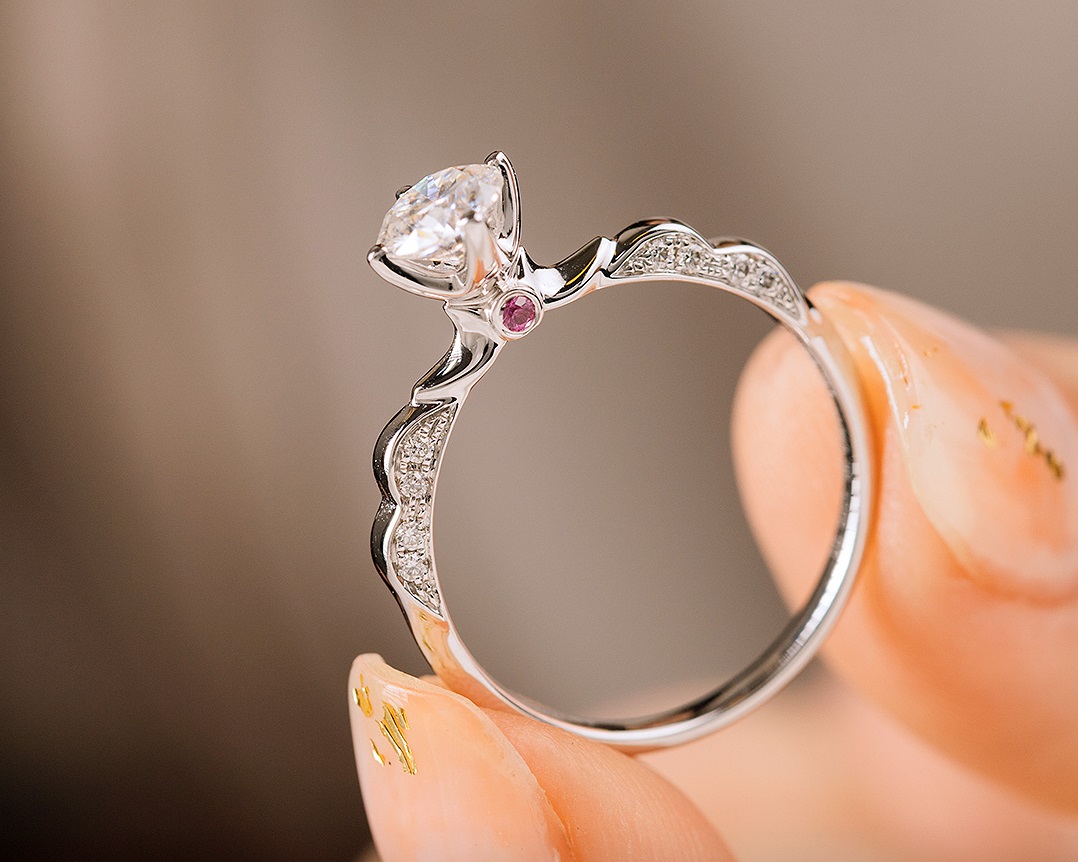 怎么辨别钻戒的钻石真假,钻戒上的钻石怎么辨别真假