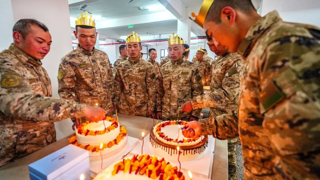 布置过生日的场面,在海底捞过生日的场面