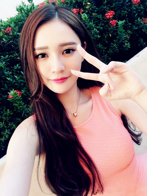 马来西亚顶级美人，坐飞机开豪车穿大牌，厨房都不忘秀A5腰