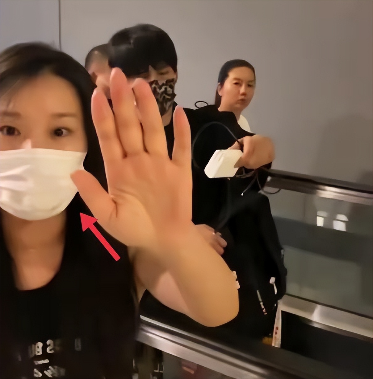 上门骚扰、扔鞋驱赶、组合拳打粉丝，连明星助理都这么嚣张了？