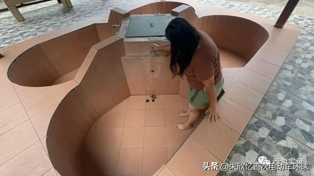 只带600就开车环绕地球一圈，还赚300万，回到亚洲又捡个华裔老婆