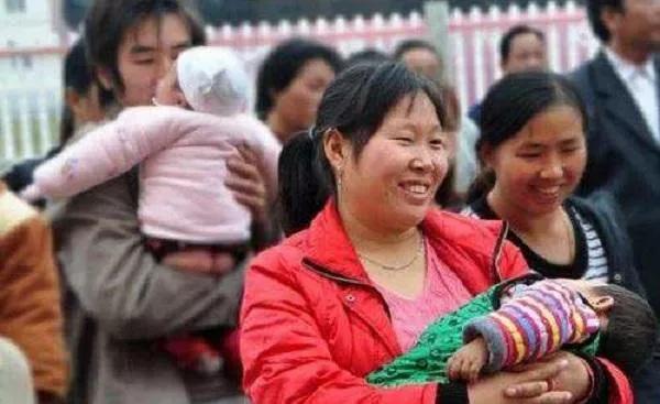 大学生回到家发现多了个弟弟,大学生回家突然多了个弟弟