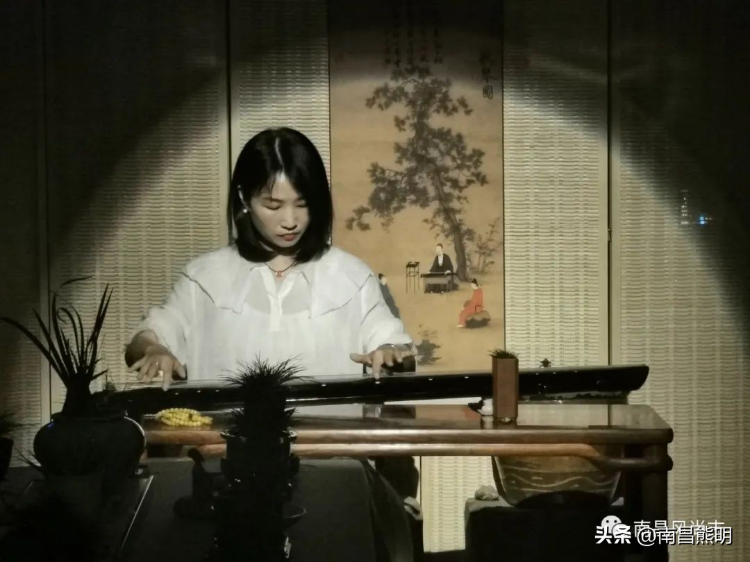 鍏竴鍎跨鑺傚叞鑺辫崏,鍏竴鍎跨鑺傜尓绗艰崏