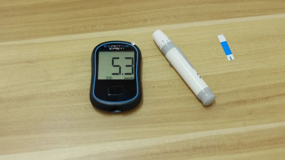 脚后跟开裂起皮什么原因,脚后跟开裂是缺维生素吗