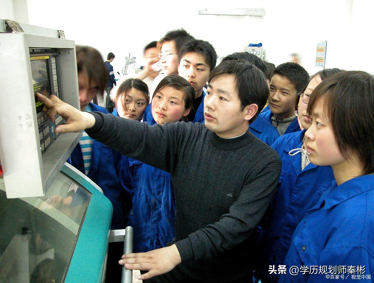 大专毕业除了进厂还有什么出路,大专学历除了销售还可以干什么