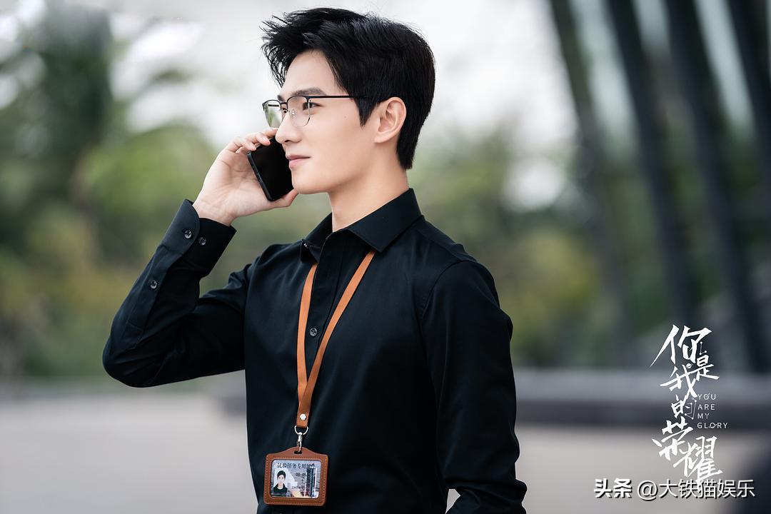 穿“黑衬衫”好看的男明星，只服这7位，个个长身玉立，贵气逼人