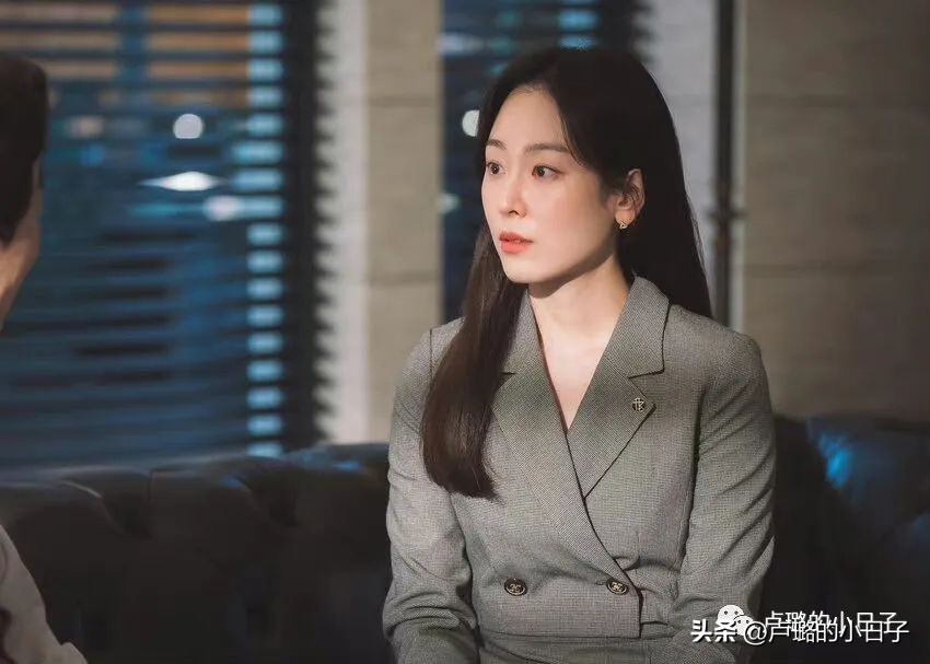 被渣男逼到流产差点自杀，从剧中穿搭就能看出女主复仇的野心