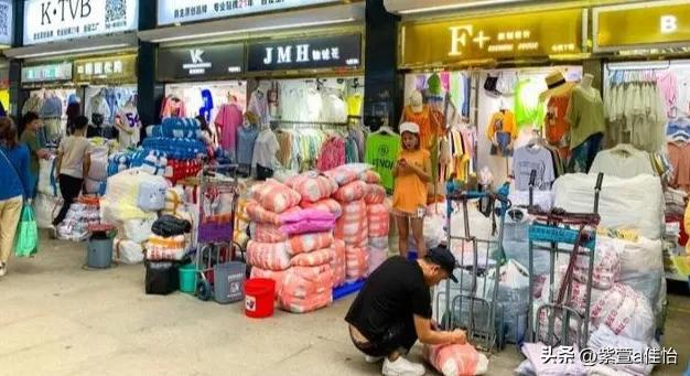 摆地摊卖衣服好还是卖饰品好,乡镇摆地摊卖衣服赚钱吗