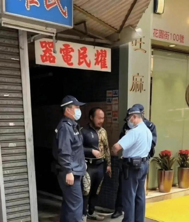 一个小偷偷电瓶车被警察发现了,小偷偷自行车事件