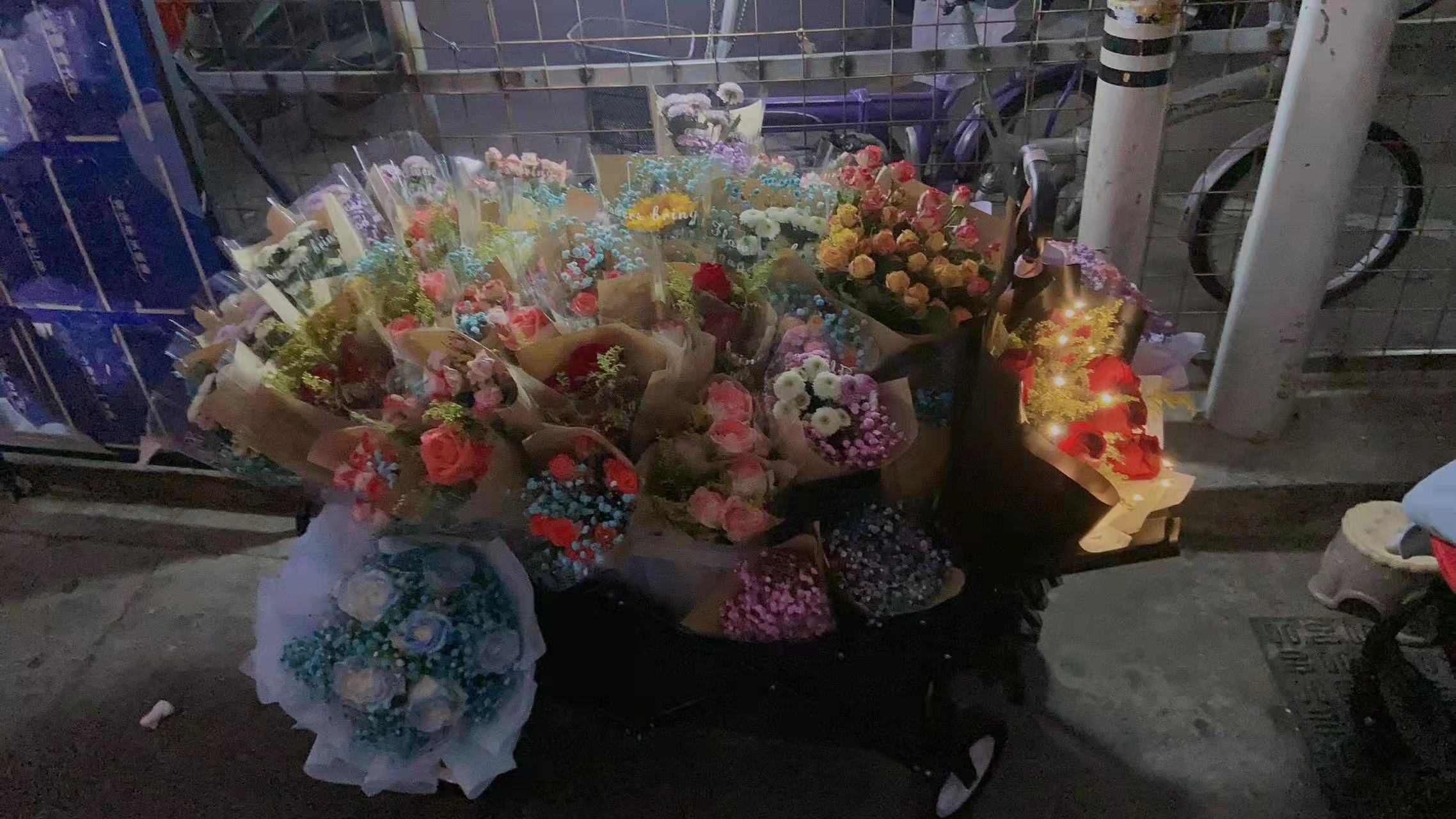 摆摊鲜花9.9一束怎么进货,摆摊卖鲜花如何提高推广率